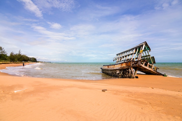 Wrack des Bootes ruiniert den Strand.