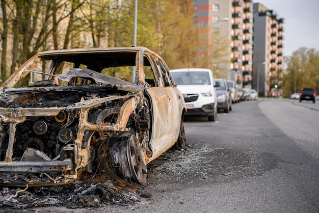 Wrack eines verbrannten Autos am Straßenrand