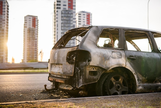 Wrack eines verbrannten Autos am Straßenrand