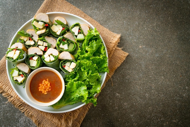 Wrap de albóndigas vietnamita o rollo de ensalada vietnamita o Namnueng o Nem Nuong - estilo de comida asiática