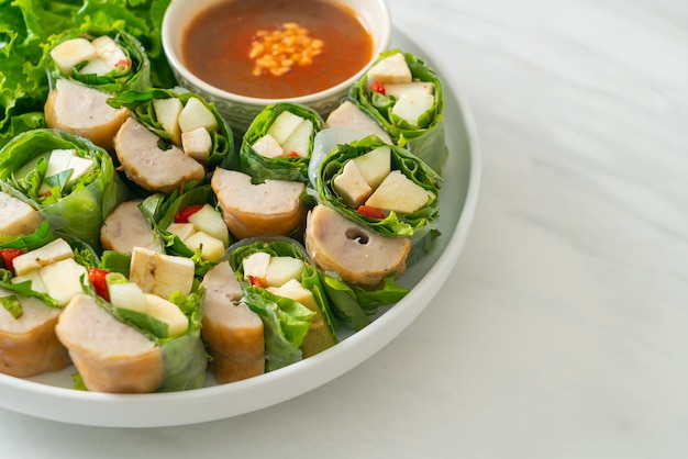 Wrap de almôndega vietnamita ou rolinho de salada vietnamita ou Namnueng ou Nem Nuong - comida asiática