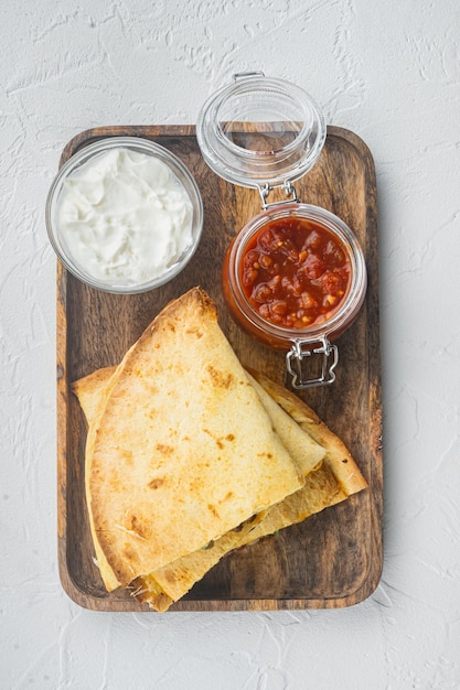 Wrap de quesadilla mexicana com frango, milho e pimenta doce e molho de salsa, em fundo branco, vista de cima plana lay