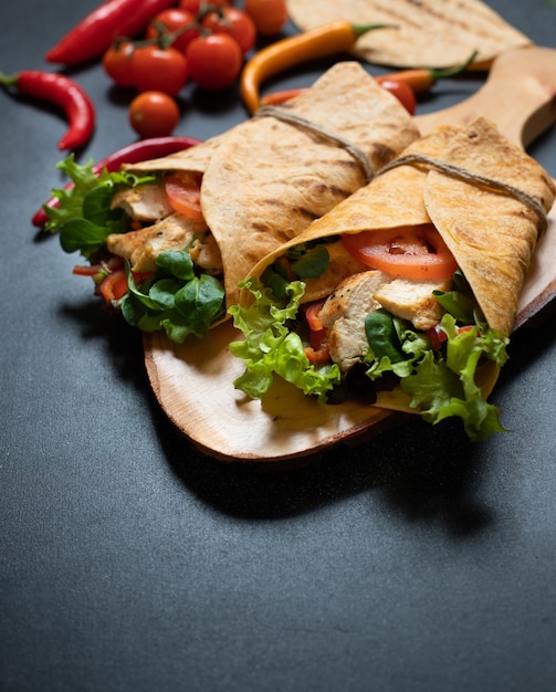 Wrap de tortilla de maíz mexicana con pollo a la parrilla y verduras frescas