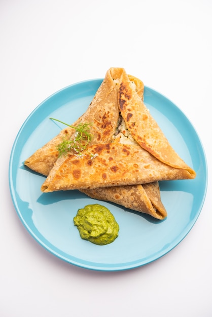 Wrap Triângulo de Paratha com recheio de batata e frango com chutney verde de comida indiana