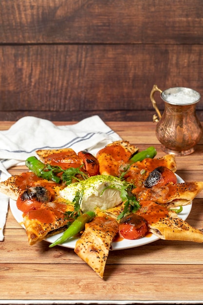Wrapped Doner Kebab Kebab especial preparado com tomate e manteiga nome local beyti doner