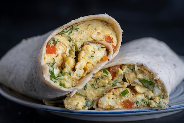 Wraps de burrito com omelete de ovo e legumes no pão pita