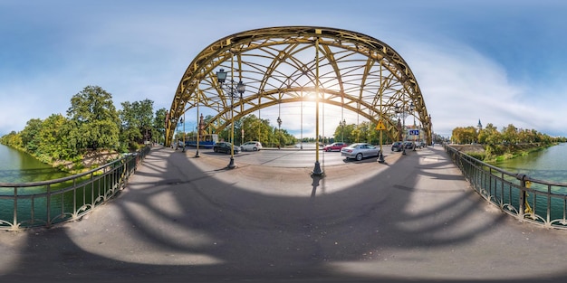 WROCLAW POLÔNIA OUTUBRO 2018 Panorama esférico completo de visão de ângulo de 360 graus perto da construção de estrutura de aço de uma enorme ponte sobre o rio em projeção equirretangular VR AR