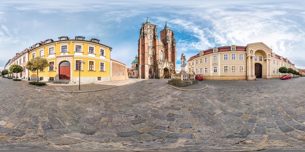 WROCLAW POLEN SEPTEMBER 2018 Vollständiges nahtloses sphärisches Panorama 360-Grad-Bezirk Ostrow Tumski mit Türmen der gotischen Kathedrale 360-Grad-Panorama in equirectangularer Projektion AR VR-Inhalt