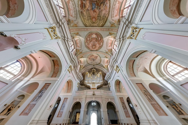 WROCLAW POLONIA SEPTIEMBRE 2018 cúpula interior y mirando hacia el techo de una iglesia barroca católica de defensa antigua