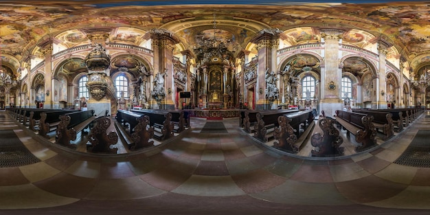 WROCLAW POLONIA SEPTIEMBRE 2018 panorama esférico completo sin fisuras 360 por 180 grados ángulo vista interior iglesia católica barroca 360 panorama en proyección equirectangular contenido AR VR