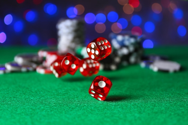 Würfel auf grünem Tisch im Casino