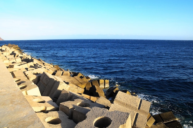 Foto würfel aus betonbruchwasser zum schutz der küste im hafen