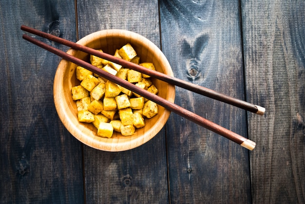 Würfel aus gebratenem Tofu