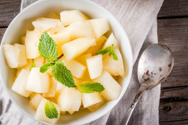 Würfel und Scheiben der gelben Melone des Biobauern