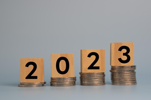 Würfelholz Neue Jahre 2023 Startup-Investitionen Neue Geschäfte und Finanzen Wirtschaft Wachstum Reihe von Münzen Geld sparen und Finanzplan Konzept für Investitionen im neuen Jahr 2023