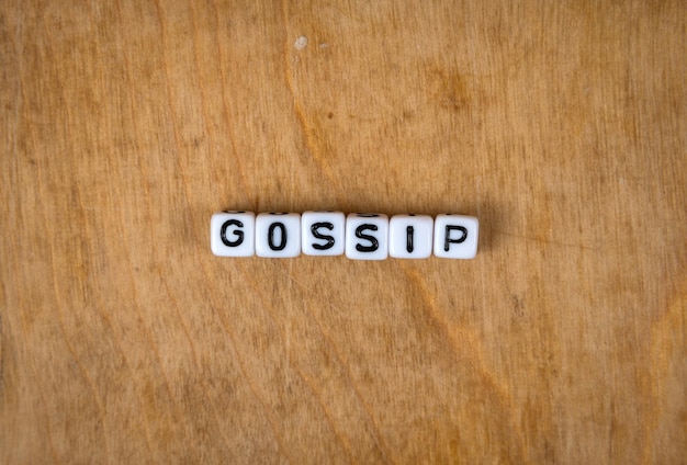Foto würfelwörter auf dem hölzernen tisch