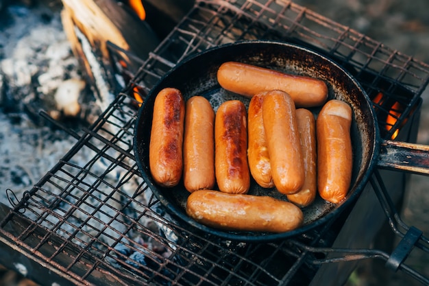 Würstchen auf dem Grill