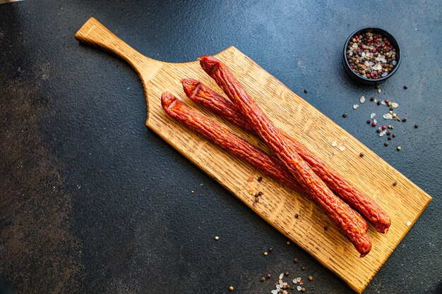 Würstchen geräuchert trockenes Fleischmehl Grill