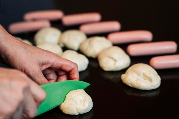 Würstchen im Teig kochen Teigstücke