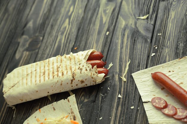 Würstchen in fladenbrot auf holzuntergrund