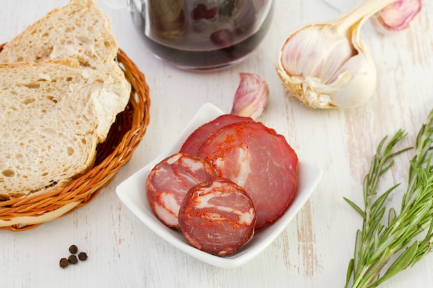 Würstchen mit Brot und Wein