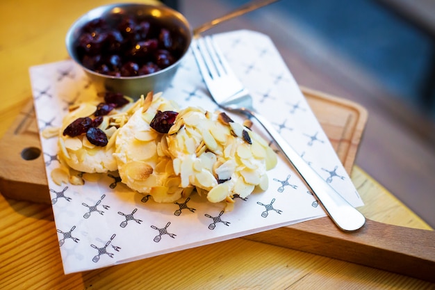 Foto würstchen mit kirsch- und mandelblättchen