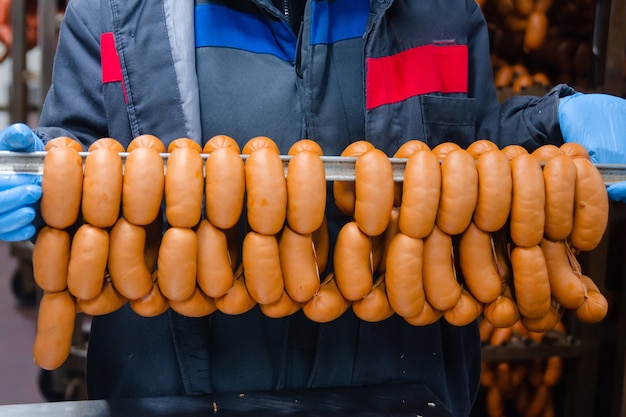 Foto würste. verpackungslinie der wurst. industrielle herstellung von wurstwaren.