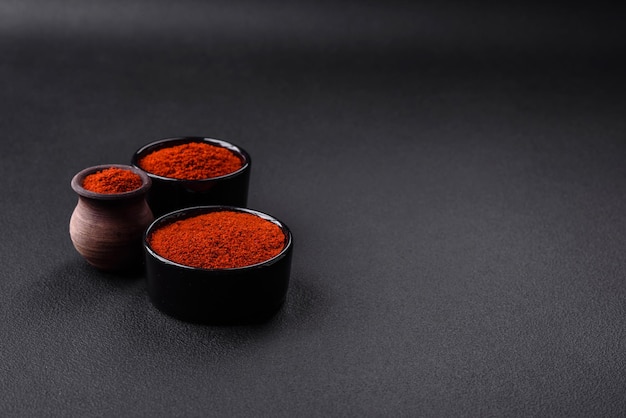 Würzen Sie geräucherten Paprika in Form von Pulver in Schalen und Löffeln