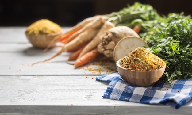 Würzgewürze Würze vegetarisch aus getrockneten Karotten-Petersilien-Sellerie-Pastinaken und Salz mit oder ohne Glutamat.