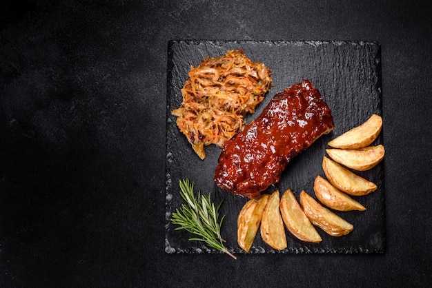 Würzig gegrillte Schweinerippchen, serviert mit BBQ-Sauce auf Schneidebrett