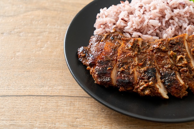 würzig gegrilltes jamaikanisches Jerk Chicken mit Reis - Jamaican Food Style