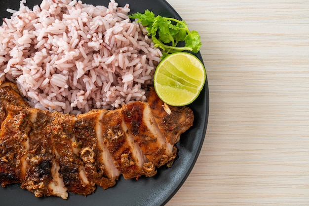 würzig gegrilltes jamaikanisches Jerk Chicken mit Reis - jamaikanische Küche