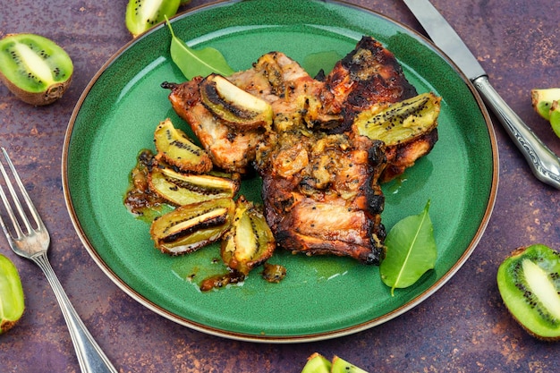 Würzig heiß gegrillte Rippchen grillen