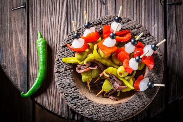 Würzige Banderillas mit Paprika, Oliven und Sardellen für spanische Corrida