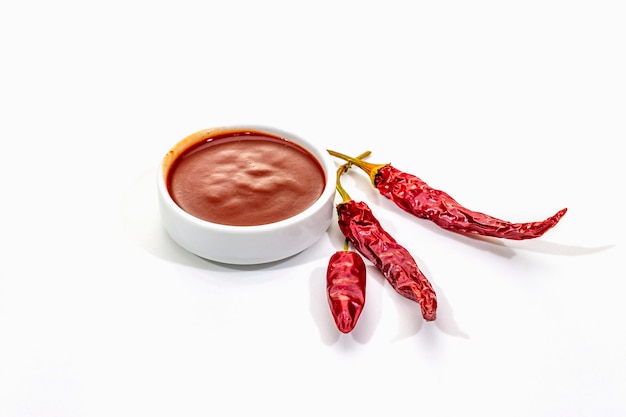 Würzige Chili-Sauce in einer Schüssel mit scharfen Chilischoten