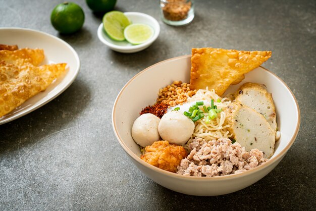 würzige Eiernudeln mit Fischbällchen und Garnelenbällchen ohne Suppe - asiatische Küche