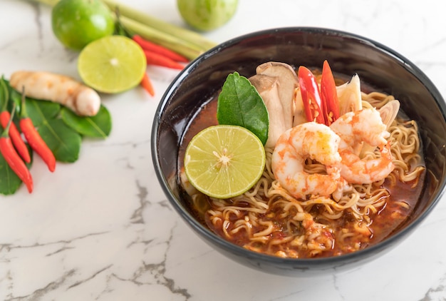 Würzige Fertignudelsuppe mit Garnele