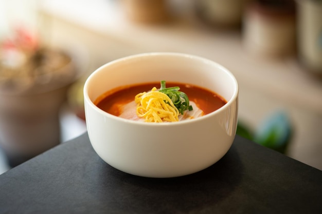 Würzige Fleischsuppe in einer weißen Schüssel