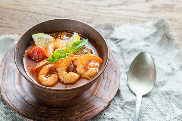 Würzige französische Suppe mit Meeresfrüchten