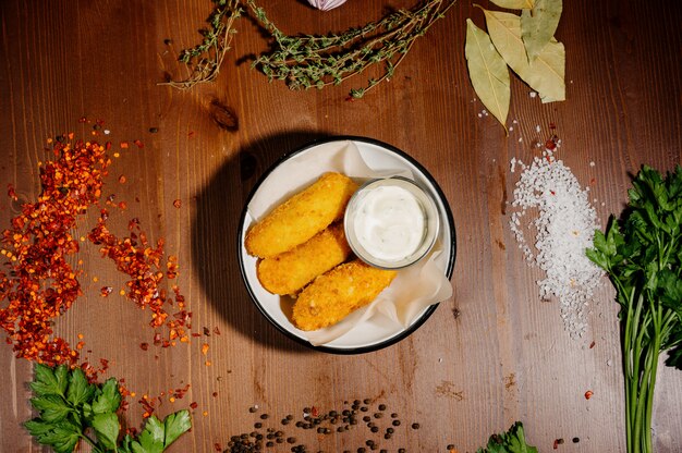 Würzige frittierte panierte Hühnerflügel mit Sause. Draufsicht