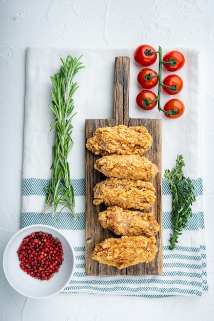 Würzige frittierte panierte Hühnerflügel schneiden auf Weiß