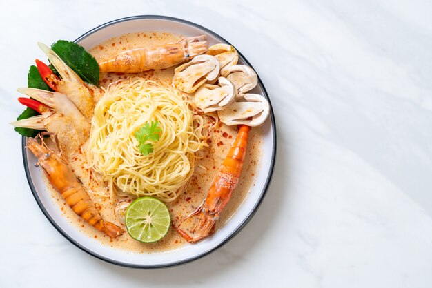 würzige Garnelen-Spaghetti-Nudeln (Tom Yum Goong)