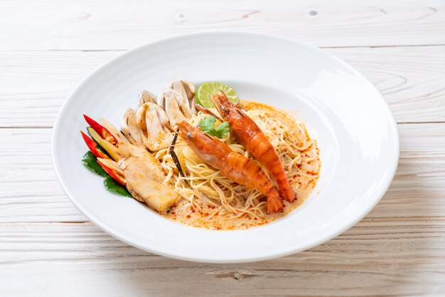 würzige Garnelen-Spaghetti-Nudeln (Tom Yum Goong)