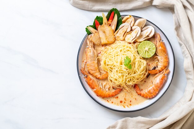 würzige Garnelen Spaghetti Pasta (Tom Yum Goong)