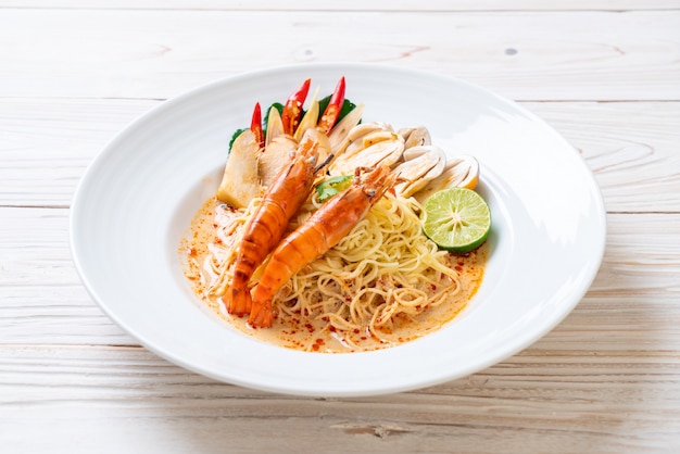 würzige Garnelen Spaghetti Pasta (Tom Yum Goong)