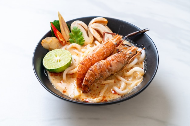 würzige Garnelen Udon Ramen Nudel (Tom Yum Goong)