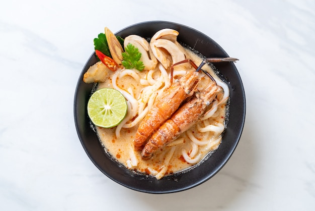 würzige Garnelen Udon Ramen Nudel (Tom Yum Goong)