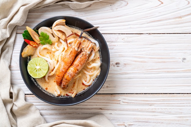 würzige Garnelen-Udon-Ramen-Nudeln (Tom Yum Goong)