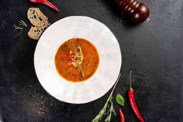 Würzige Gazpacho-Suppe in einem leichten Teller.