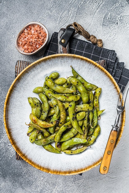 Würzige gegrillte Edamame-Sojabohnen mit Meersalz in einem Teller Weißer Hintergrund Draufsicht